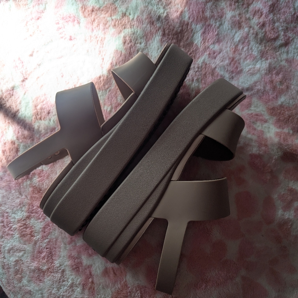 Toupe W8 croc sandals
